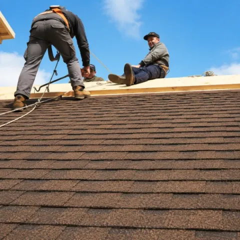 Artisan couvreur Baurech réalisant la pose d'une toiture en tuiles