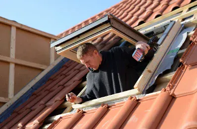 Pose de fenêtre de toit et velux par un couvreur à Baurech